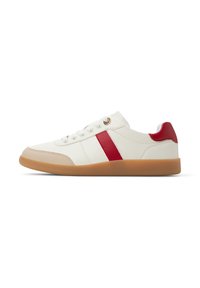 Sneakers bianchi con una striscia rossa, tomaia in pelle texture, suola in gomma e punta rotonda. Presentano quattro asole e un accento sul tallone posteriore.