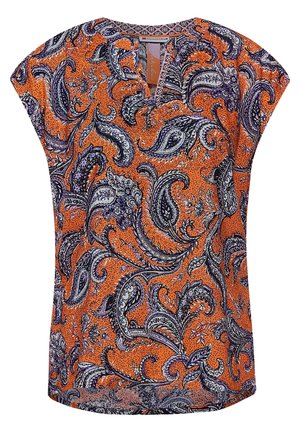 Oranje blouse met korte mouwen, paars-wit paisley patroon en een V-hals.