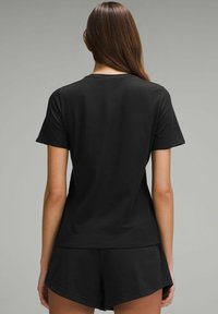 Svart kortärmad T-shirt i mjuk bomullstyg. Enkelt, klassiskt mönster med rund halsringning och rak nederkant.