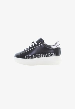 Sorte syntetiske sneakers med en glat overflade, hvide detaljer, snørebånd og "U.S. POLO ASSN" logo på siden og hælen. Tykk hvid sål.