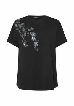 Camicia nera a maniche corte con ricamo floreale argentato e paillettes che si estendono dalla spalla al centro del petto sul lato sinistro.