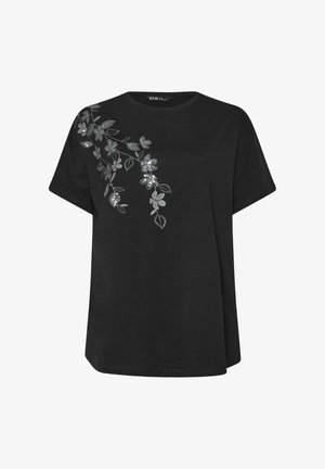 Zwart shirt met korte mouwen, voorzien van zilveren bloemrijke borduursels en pailletten die van de schouder naar het midden van de borst aan de linkerkant lopen.