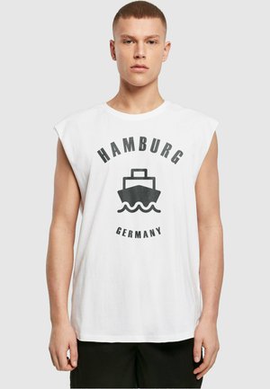 Hvid ærmeløs bomulds T-shirt med et grafisk print af et skib og "HAMBORG, Tyskland" i sort tekst. Casual, afslappet pasform design.