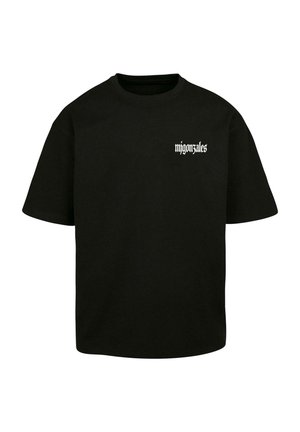 Tricou din bumbac negru, cu mâneci scurte, gât clasic, și text graphic alb pe partea stângă a pieptului. Croială lejeră, cu o textură netedă.