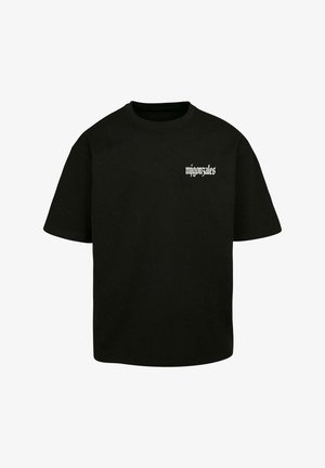 Must must t-särk lühikeste varrukatega, klassikalise ümarakaelusega, millel on valge graafikatekst vasakul rinnal. Lõdva istuvusega ja sujuva tekstuuriga.