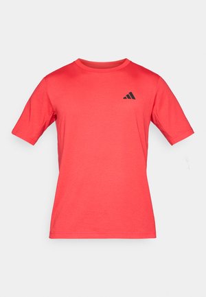 Κόκκινο αθλητικό t-shirt από μαλακό ύφασμα, με στρογγυλή λαιμόκοψη και κοντά μανίκια. Μαύρο λογότυπο τυπωμένο στο αριστερό στήθος.