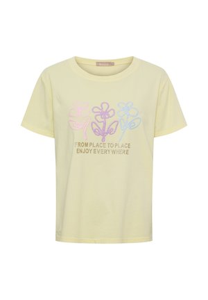 Lysegul T-shirt med blomsterkonturer i pastelrosa, lilla og blå samt teksten "FROM PLACE TO PLACE ENJOY EVERYWHERE" i guld.