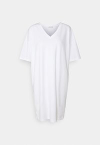 Robe blanche oversize à manches courtes, col en V et coupe large, présentée sur un fond clair uni.