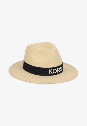 Svetel bež slamnat fedora s širokim obodom, opremljen crnim remenom s "KORS" logotipom u krem boji. Teksturna tkanina, klasičan oblik.