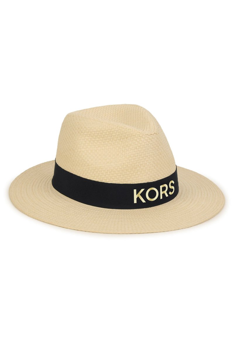 Beżowy kapelusz fedora z szerokim rondem wykonany ze słomy, z czarną taśmą z logo "KORS" w kremowym kolorze. Teksturowany splot, klasyczny kształt.