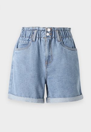 Shorts in denim azzurro chiaro con cintura elastica, due tasche frontali, orli risvoltati e chiusura a doppio bottone. Texture liscia, design casual.