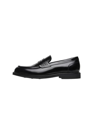 Mocassins en cuir noir avec une finition lisse, un bout rond, une sangle décorative et un petit talon carré. Présente une couture discrète et un design à enfiler.