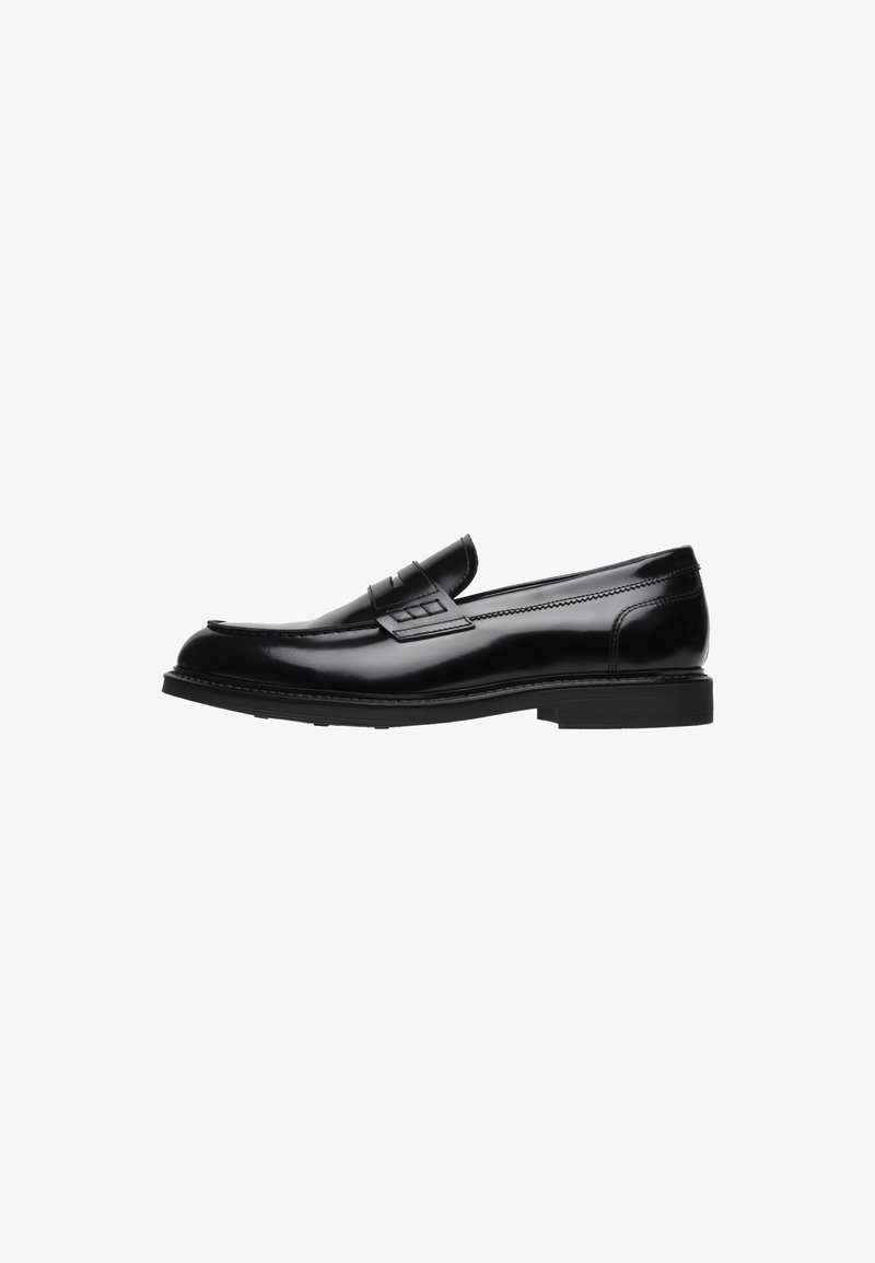 Mocassins en cuir noir avec une finition lisse, un bout rond, une sangle décorative et un petit talon carré. Présente une couture discrète et un design à enfiler.