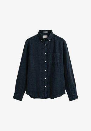 Camisa de manga larga azul oscuro con botones, con un bolsillo en el pecho y cuello abotonado, presentada sobre un fondo blanco.