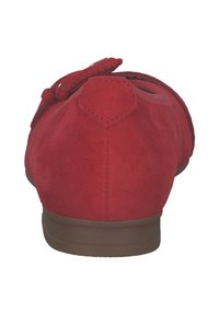 Rode suède platte schoen met een ronde teen, bruine rubberen zool en decoratieve strikdetail aan de zijkant. Gladde textuur zonder zichtbare patronen.