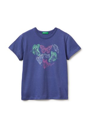 Paars T-shirt met korte mouwen en kleurrijke vlindergrafiek in de vorm van een hart aan de voorkant.