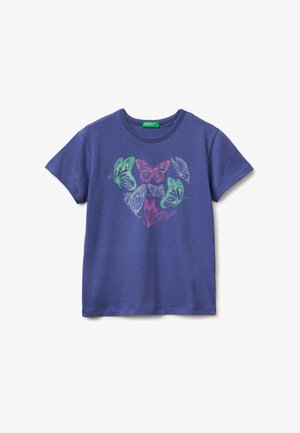 Paars T-shirt met korte mouwen en kleurrijke vlindergrafiek in de vorm van een hart aan de voorkant.