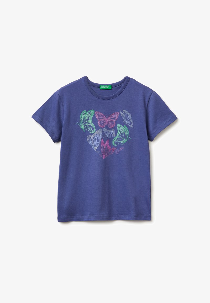 Camiseta morada de manga corta con un gráfico colorido de mariposas formando un corazón en el frente.
