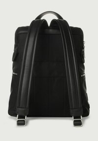 Zaino nero realizzato in tessuto resistente con dettagli in pelle liscia. Presenta spallacci regolabili e imbottiti e numerosi scomparti con cerniera.