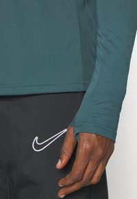 Nike Performance ACADEMY DRILL TOP - Pikkade varrukatega topp - deep jungle/black