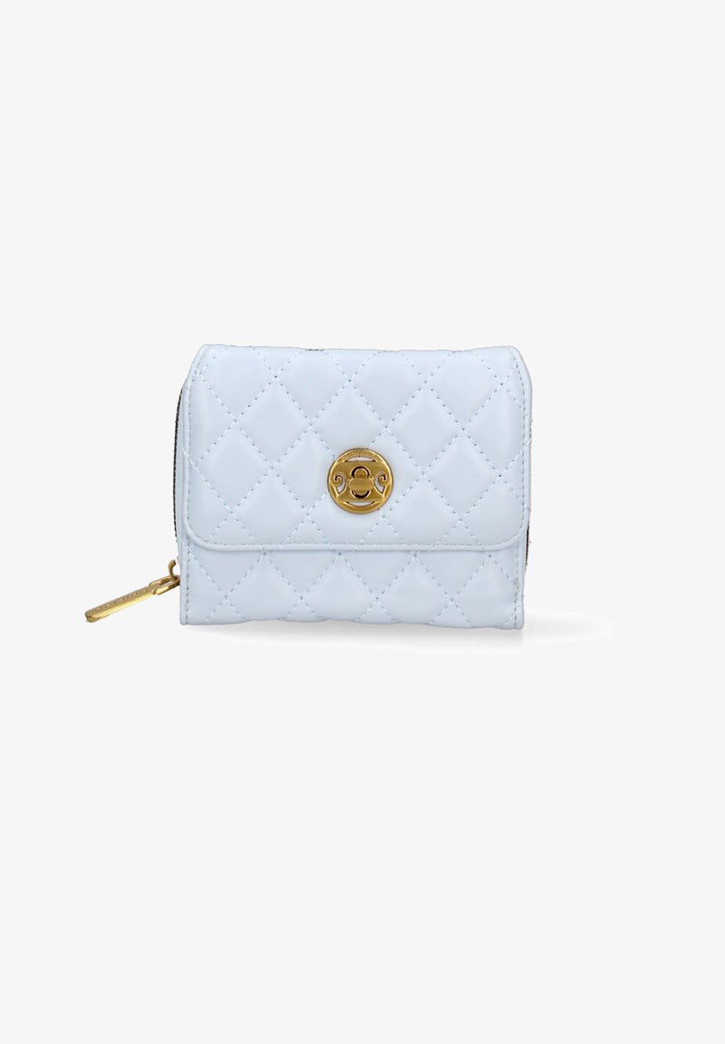 Portafoglio trapuntato azzurro chiaro con chiusura a molla rotonda dorata, caratterizzato da una chiusura a zip e un motivo testurizzato. Forma rettangolare compatta.