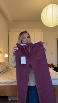 Bordó manšestrske hlače z zadrgo in gumbom za zapiranje, z dvema zadnjima žepoma in pripeto oznako znamke.