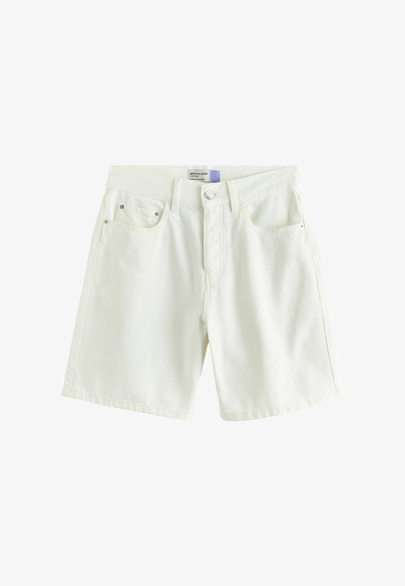 Pantalones cortos bermuda de denim blanco con bolsillos delanteros, trabillas para cinturón y cierre con botón en la cintura.