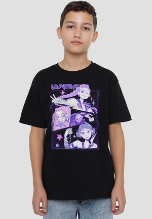 Schwarzes Baumwoll-T-Shirt mit einem lila grafischen Design, das drei illustrierte Charaktere und Sternakzente auf der Vorderseite zeigt.