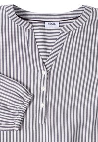 Camicia a righe in tessuto bianco e blu navy, con scollatura a V, pattina con bottoni e dettagli arricciati sulle maniche.