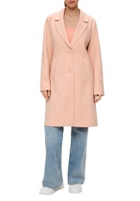 Jasnoróżowy wełniany płaszcz z wyłogowym kołnierzem, dwoma guzikami i bocznymi kieszeniami. Noszony na żeberkowym topie i dzwonowatych dżinsach.