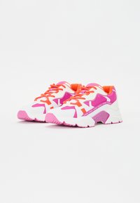 Scarpe da ginnastica bianche e rosa con lacci arancioni, tomaia in rete e suola testurizzata. Presentano un accento rosa sul tallone e dettagli del logo.
