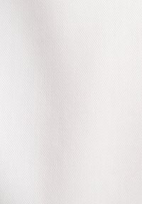 Biała tkanina z subtelnym diagonalnym wzorem tekstury. Lekka i gładka powierzchnia, jednolicie kolorowa, bez widocznych znaków czy wzorów.