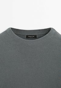 Grauer gerippter Strickpullover mit Rundhalsausschnitt, versehen mit einem Etikett "Massimo Dutti" und einer glatten Textur.