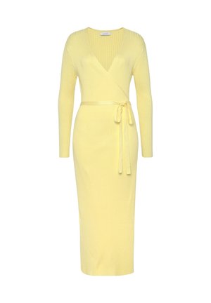 Gelbes geripptes Strick-Wickelkleid mit langen Ärmeln und Taillengürtel, Midi-Länge, tiefer V-Ausschnitt, figurbetonte Silhouette.