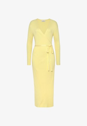 Gelbes geripptes Strick-Wickelkleid mit langen Ärmeln und Taillengürtel, Midi-Länge, tiefer V-Ausschnitt, figurbetonte Silhouette.