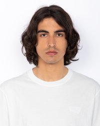 Biała koszulka z okrągłym dekoltem wykonana z miękkiej bawełny, z fakturowanym, wytłoczonym logo na lewej piersi. Prosty, prosty krój.