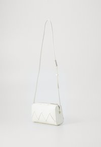 Borsa a tracolla bianca in pelle con design trapuntato, chiusura con zip e tracolla regolabile. Forma rettangolare con texture liscia e accenti sottili.