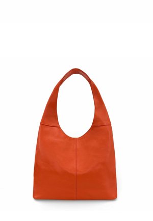 Sac à main en cuir orange avec une large bandoulière et une texture douce, présenté en position verticale sur un fond blanc.