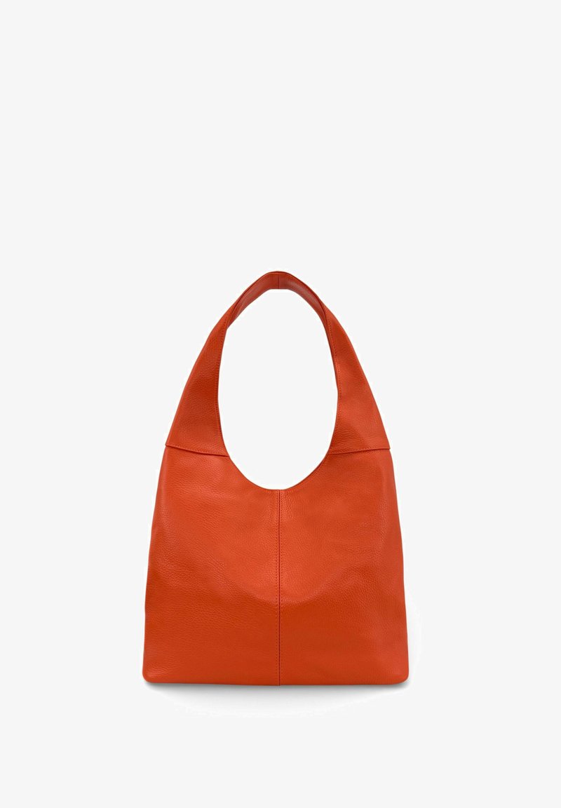 Sac à main en cuir orange avec une large bandoulière et une texture douce, présenté en position verticale sur un fond blanc.