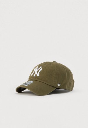 Olijfgroene baseballpet van katoenen stof, met een wit geborduurd logo aan de voorkant en een gebogen klep. Verstelbare band aan de achterkant.