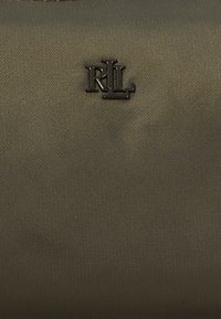 Lauren Ralph Lauren NYLON COSMETIC POUCH - Toalettmappe - dark olive/dark olive