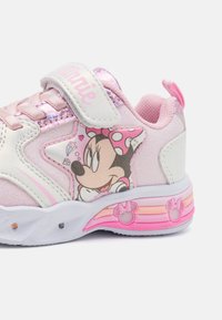 Sneaker rosa in materiale sintetico, con un design a forma di stella di Minnie Mouse, dettagli glitterati e una suola multicolore con orecchie.