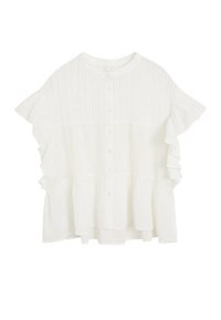 Biała bluzka z krótkimi falbaniastymi rękawami, zapinana na guziki, z teksturowanymi pionowymi paskami i falbaną u dołu. Lekka tkanina.