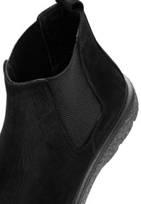 Botas Chelsea de ante negro con paneles laterales elásticos, una superficie texturizada y una suela de goma duradera con un ligero relieve.