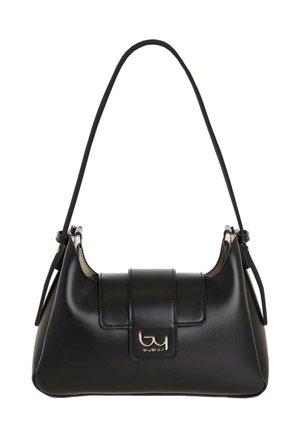 Borsa a tracolla in pelle nera con forma strutturata, tracolla singola, chiusura a patta e piccolo logo metallico al centro davanti.