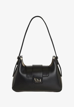 Borsa a tracolla in pelle nera con forma strutturata, tracolla singola, chiusura a patta e piccolo logo metallico al centro davanti.