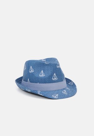 Cappello fedora blu in paglia con motivi di velieri bianchi, una larga banda in grigio chiaro e un design a tesa media con tessitura strutturata.