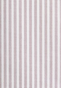 Tissu blanc avec de fines rayures verticales violettes et roses, présentant une texture tissée avec de petits motifs rectangulaires dans les rayures.