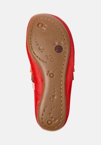 Sole di scarpa rossa con un fondo liscio e marrone, caratterizzata da motivi testurizzati e un logo impresso. Include dettagli cuciti lungo il bordo.