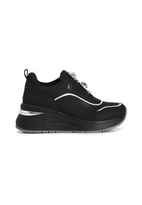 Sneaker nera con tomaia in tessuto liscio, accenti metallici e suola chunky. Presenta una chiusura con zip e suola in gomma testurizzata.